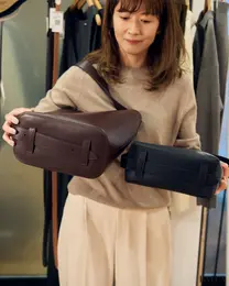 ユニクロ新作2WAYショルダーバッグとレザータッチスクエアショルダーバッグの底を見せる真知さん