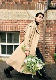 花束を持つ濱尾ノリタカさん　