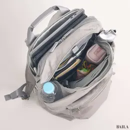 ダブルアンド デイナイト　リュック　収納力　通勤グッズをバッグに入れた様子