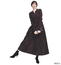 旬スカートにピンクをのぞかせて洗練度も大人の可愛げも上々！