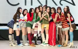 LDHの新ガールズグループ「CIRRA（シイラ）」のメンバー10人の、デビュー記者会見での集合写真。