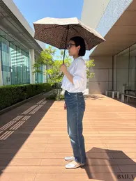 トラディショナル ウェザーウェア）の折りたたみ傘「ライト ウェイト アンブレラ ベージュ×レオパード」　差したところ全身