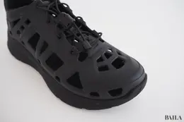 素材・質感：軽くて強いEVAを採用。雨天やアクティブシーンにもぴったり