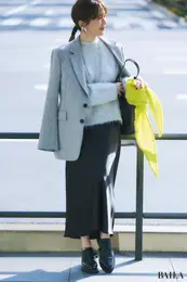 ユニクロのサテンスカート×ジャケット　通勤コーデ