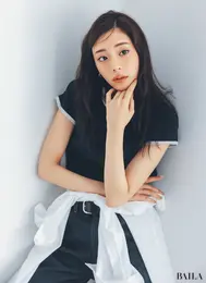 キレイめ印象の【ネイビーT】にはベージュ囲み目でキュートなラフさを