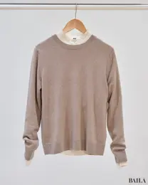 ユニクロ新作フリルブラウスとカシミヤクルーネックセーターのレイヤード