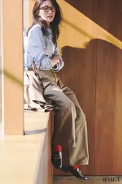 ポイントの赤をさすなら、茶ローファー合わせでトラッドに