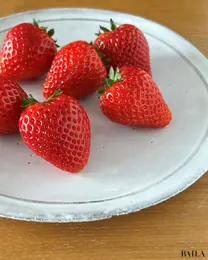 アスティエ・ド・ヴィラットのお皿に苺をのせて