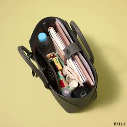 ボナベンチュラ　ミア トートバッグ（35 シュリンク）　収納力　通勤グッズをバッグに入れた様子
