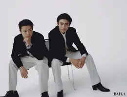 市川染五郎さんと市川團子さん　1脚の椅子にふたりで座る