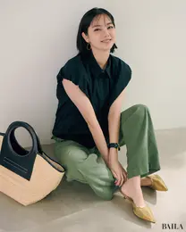 シアー素材サンダルのコーディネート　新川優愛　カジュアル配色には シアーなゴールドできれいめに昇華