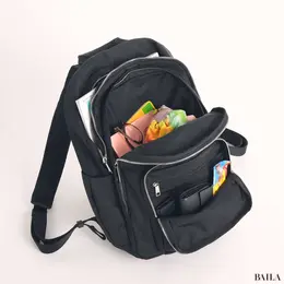 「フルラ（FURLA）」の防水リュック　構造　正面