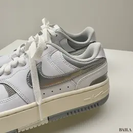 ナイキ　NIKE GAMMA FORCE　デザイン寄り画像