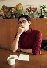 手紙を書く濱尾ノリタカさん　