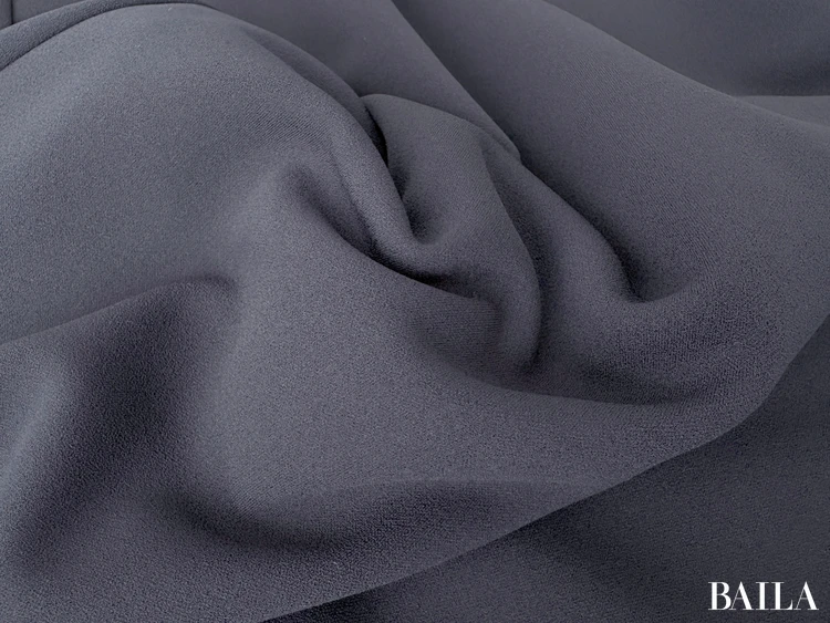 質感：キレイ見えと伸縮性を両立した大人のジャージー