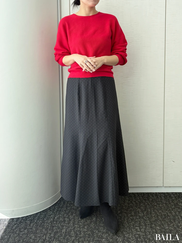 レディなスカートに合わせて主役カラーなコーデ