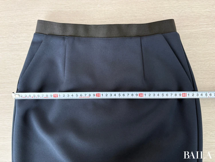 ヒップ（ポケットつけ根の幅）：約43cm