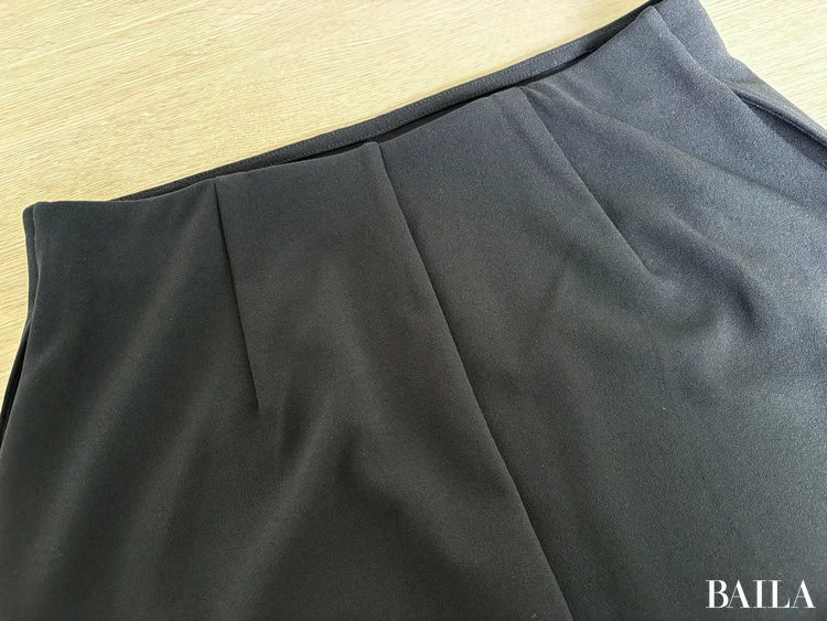 デザイン：スリット入りで歩きやすいナローシルエット