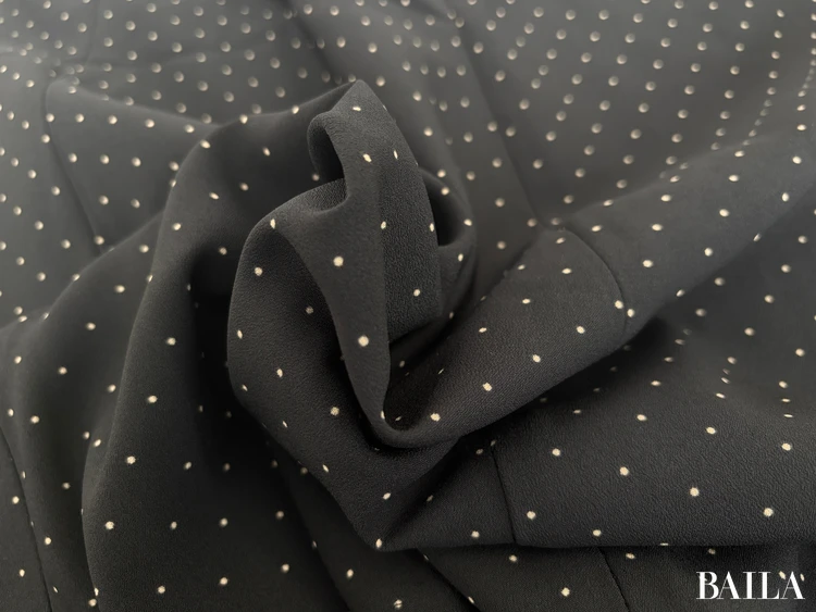 質感:落ち感とほどよいストレッチで歩くたびに揺れる素材