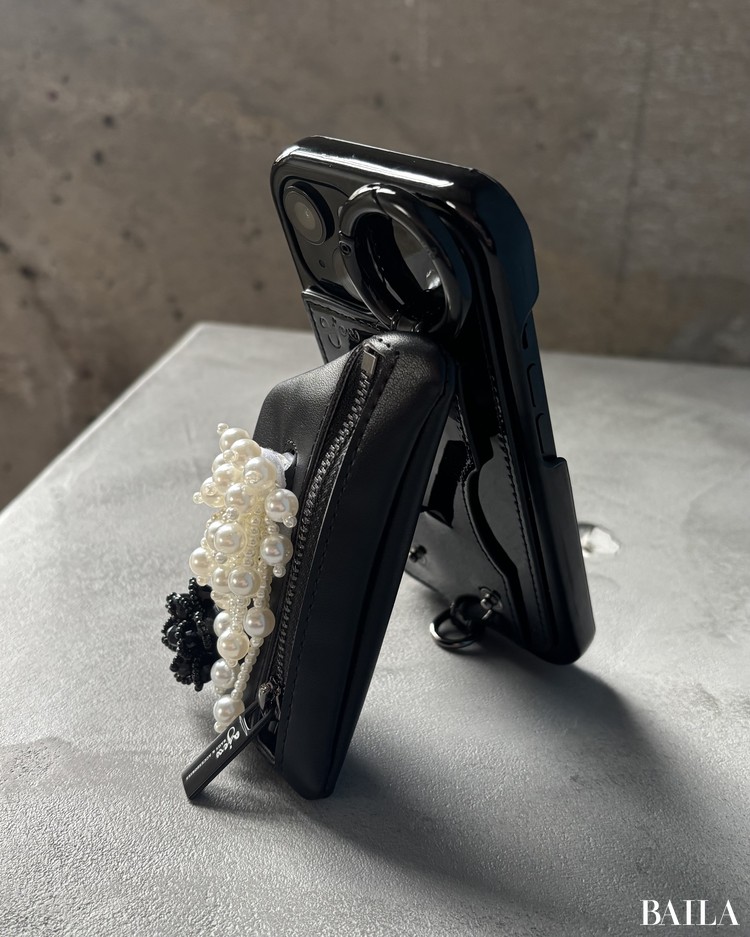 スマホケースを立てて置いている様子