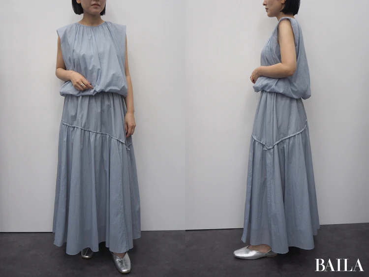 同素材のブラウスを合わせて、甘めワンピース風コーデ