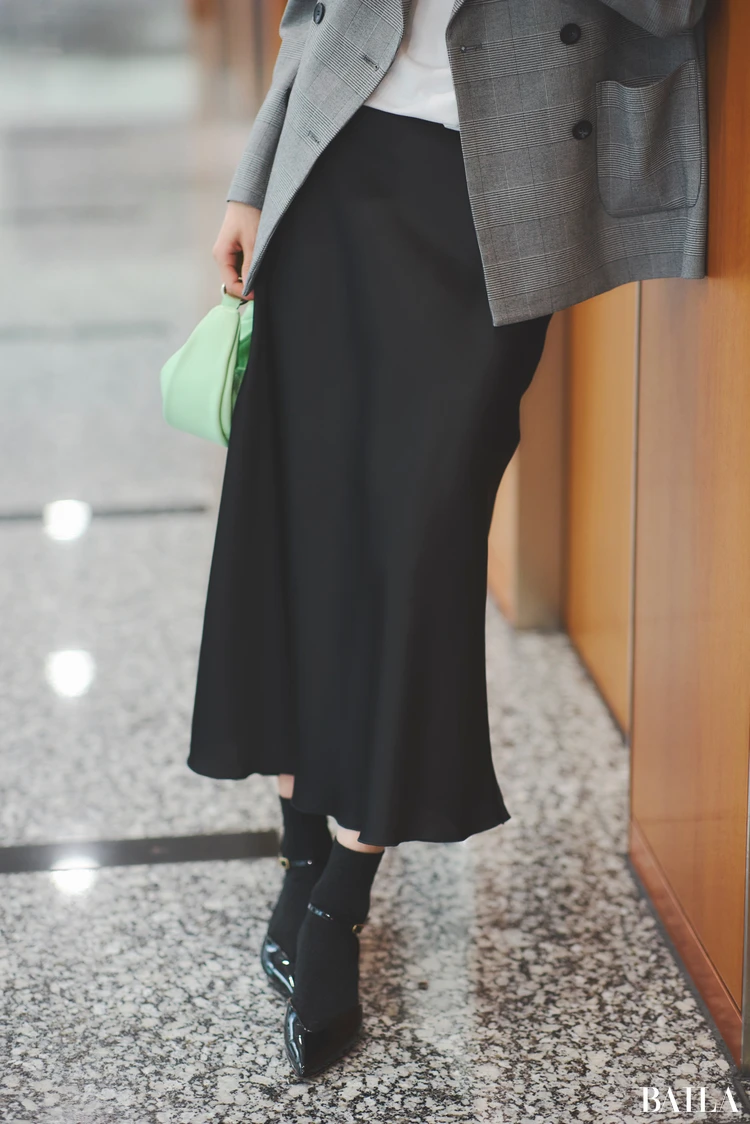 アンフィーロ　サテン ナロースカート　モデル着用　寄り画像