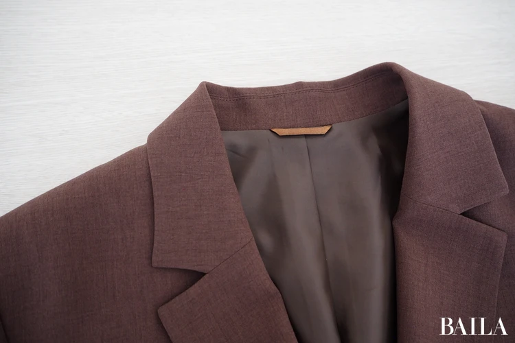 色み:秋らしさを引き立てる、深みのある赤みブラウン