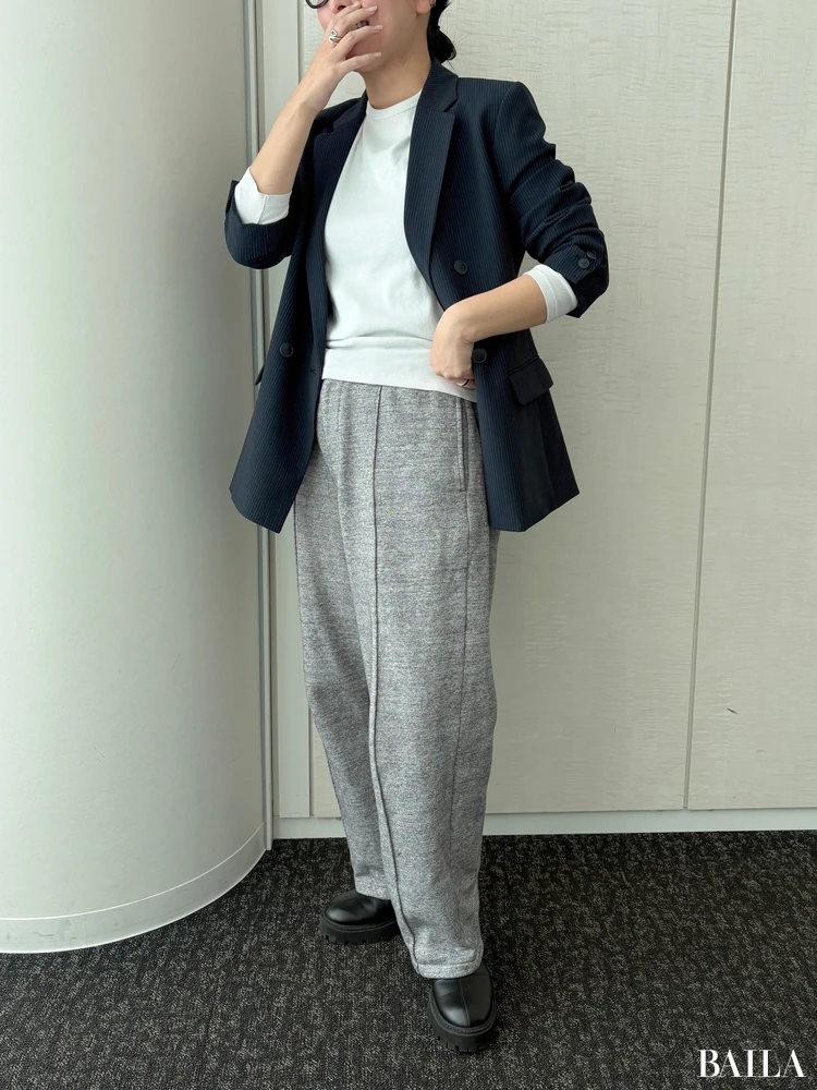 ルーズなスウェットパンツと合わせてオフの日コーデ