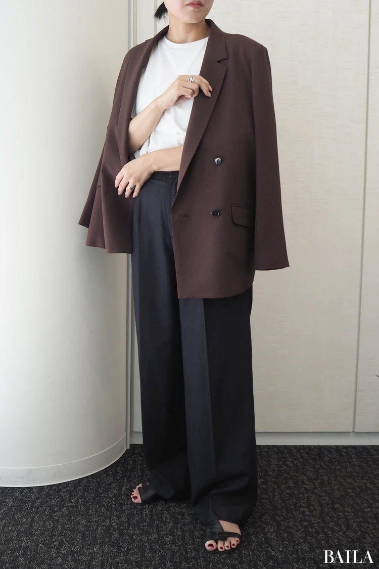 サンダルに肩掛けスタイルでオフの日コーデ