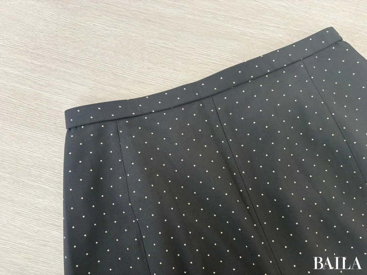 色み:深みのあるブラックでコーデを引き締める