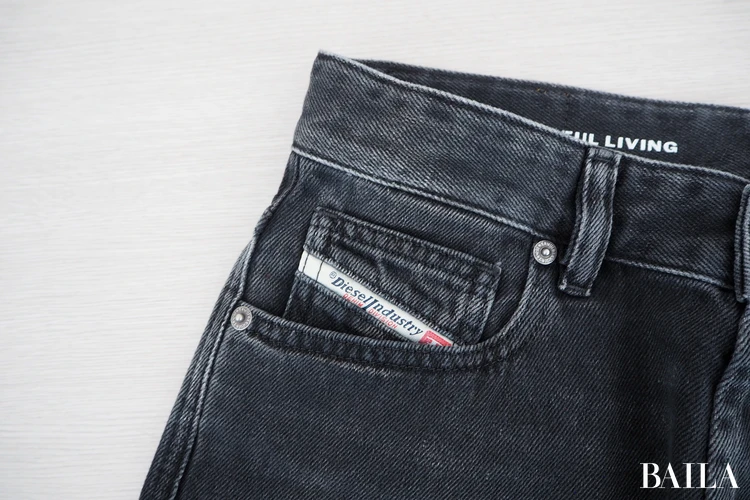 色み:1本で着こなしが締まる、大人の「抜けグレー」