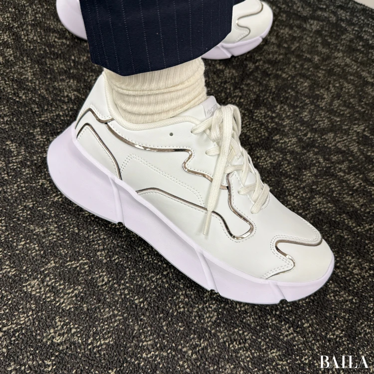 ORTR メタリックライン厚底スニーカー 履いた様子