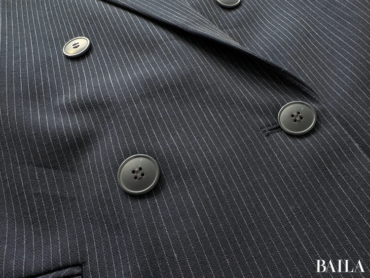 色み：無地感覚で使える濃紺ストライプ