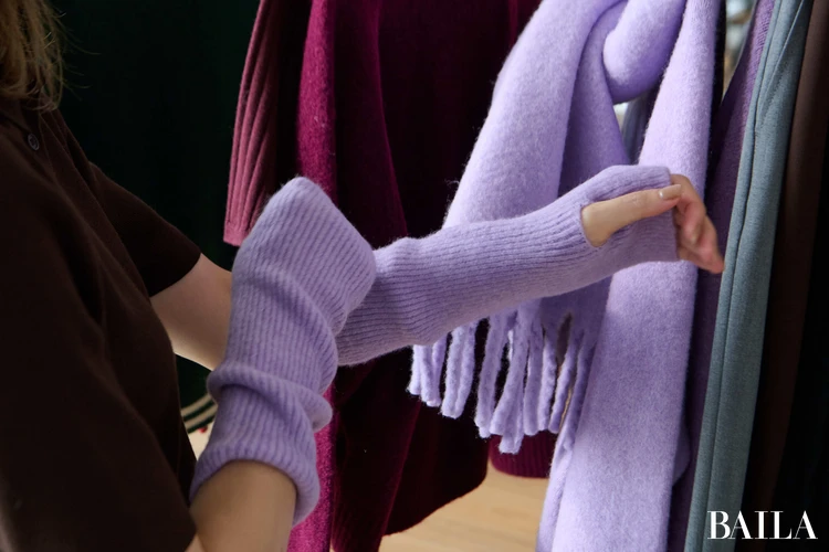ユニクロ秋新作のパープルのアームウォーマー