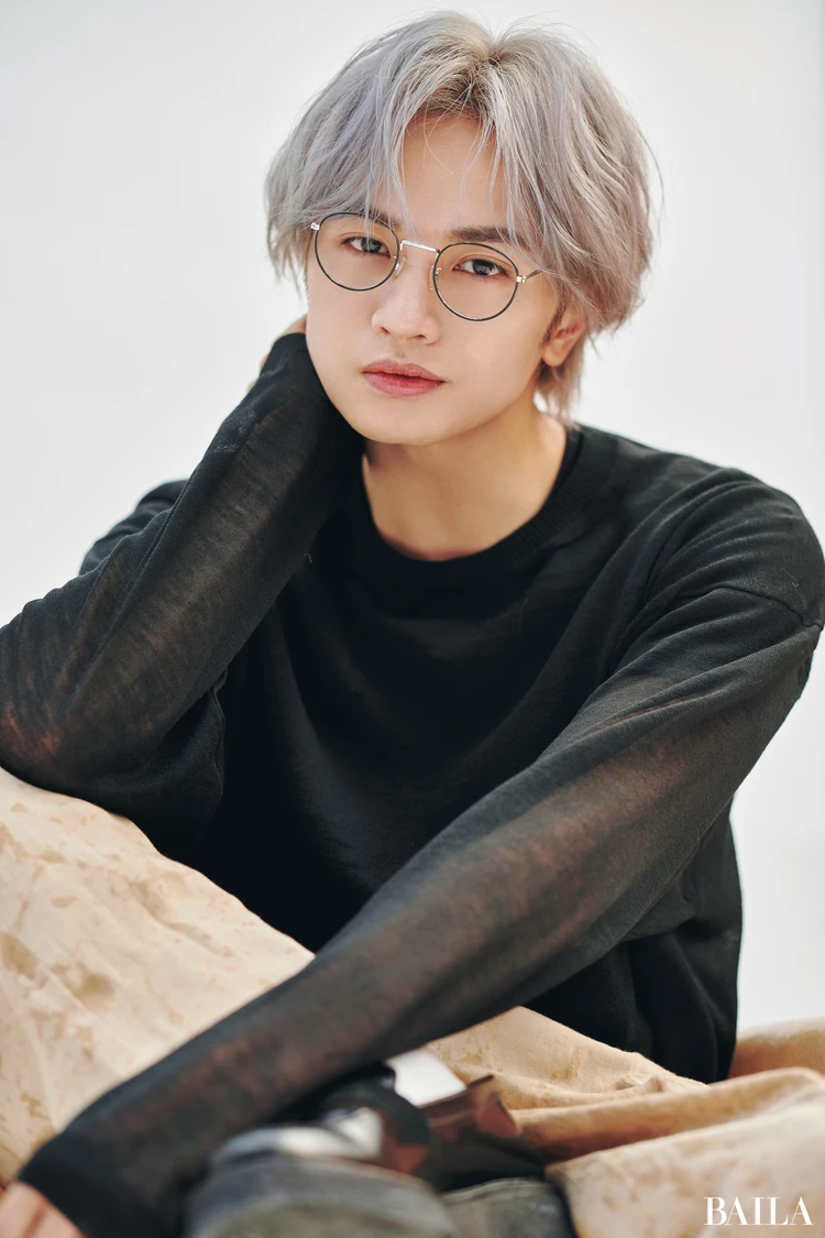 BAILA4月号中島健人さん、シアーニットと眼鏡。