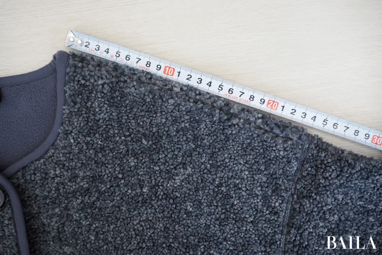 肩（襟〜切り替え部分）：約24cm　身長162cm ユニクロ ボアフリースリラックスカーディガン　ダークグレー　 Mサイズ 正面