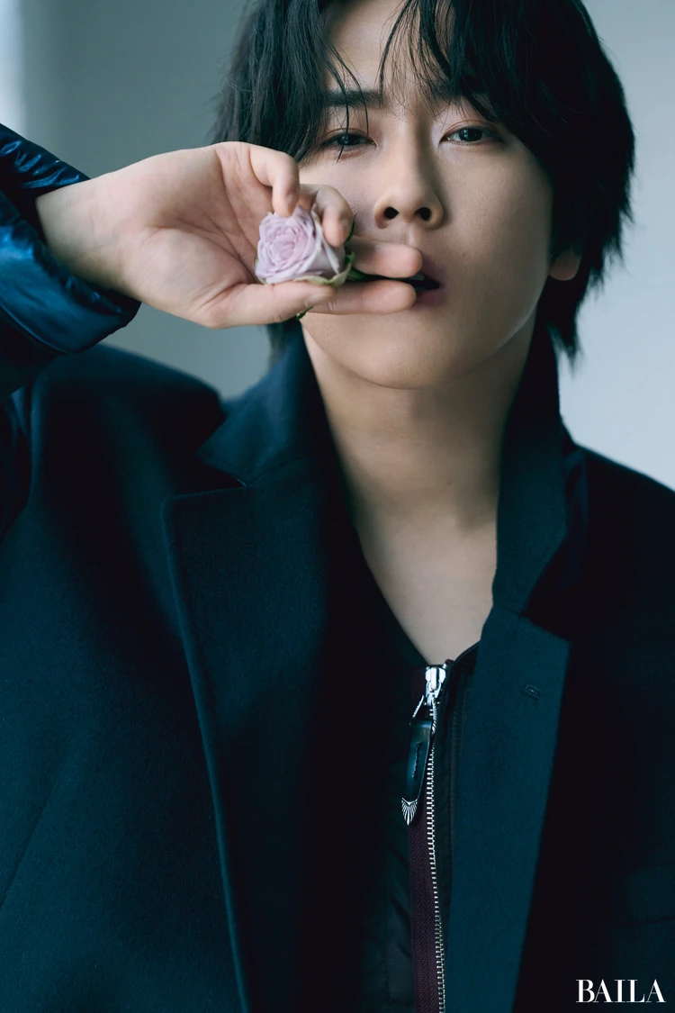 紫のバラを口元に添えて、まっすぐに前を見つめる宮舘さん