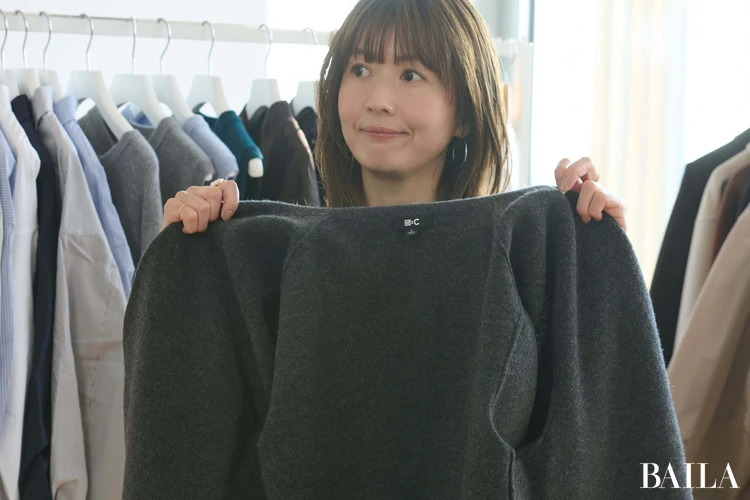 ユニクロシー秋新作ニットジャケットを手に取る真知さん