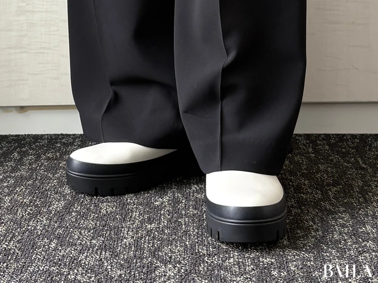 スラックス合わせ:絶妙なトゥの細さが女性らしさを保ってくれる