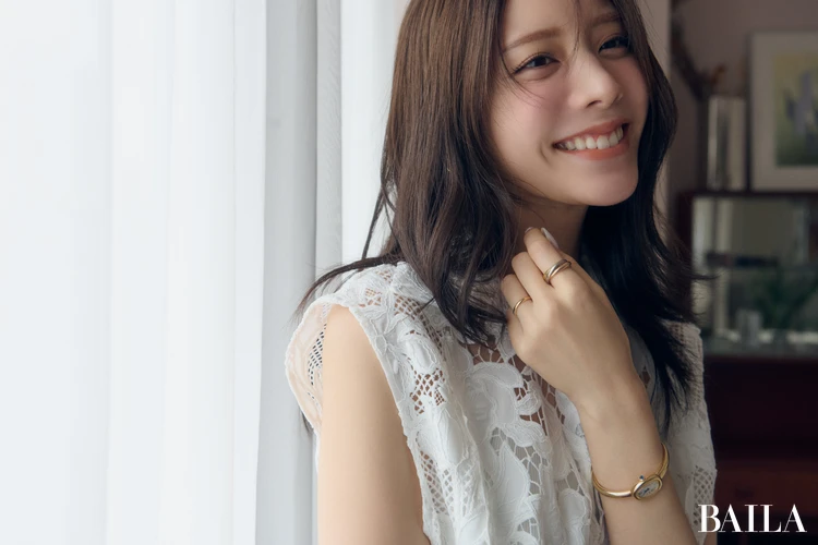 貴島明日香さんが結婚指輪をつけている様子