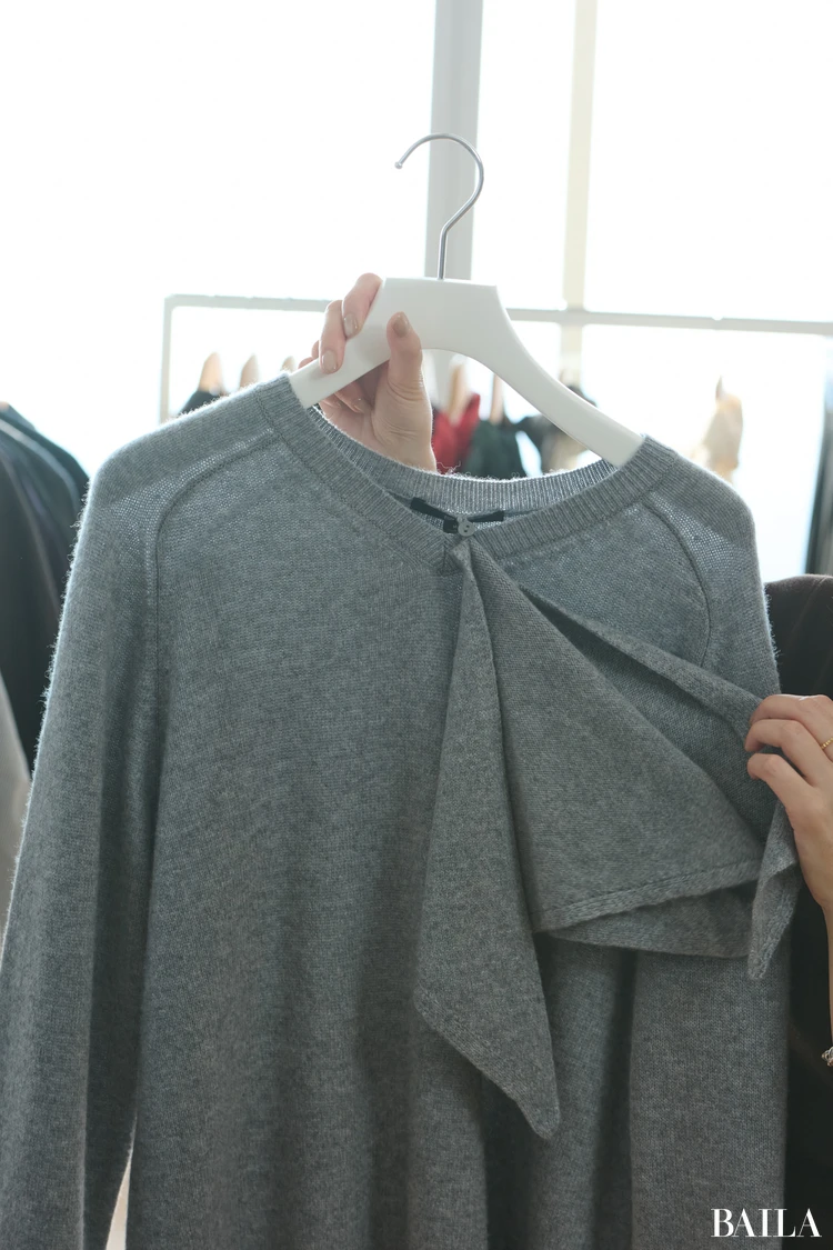 ユニクロ シー秋新作「カシミヤリラックスVネックセータースカーフつき」の寄り