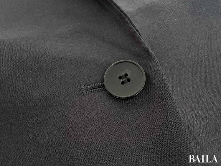 色み：都会的で奥行きのあるダークグレー