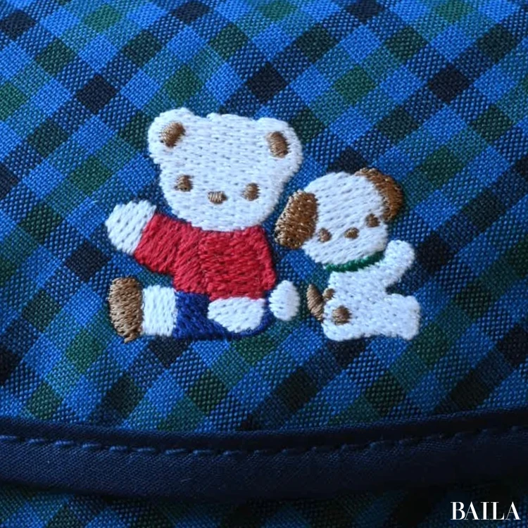 ファミリア（familiar）のティッシュケース　刺繍のアップ