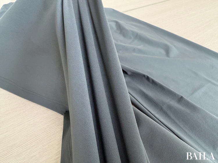 質感：さらっと軽く、驚くほど動きやすい