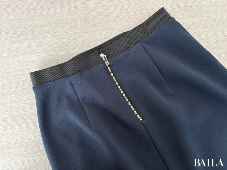 色み：知的で引き締め力のある、暗めのネイビー