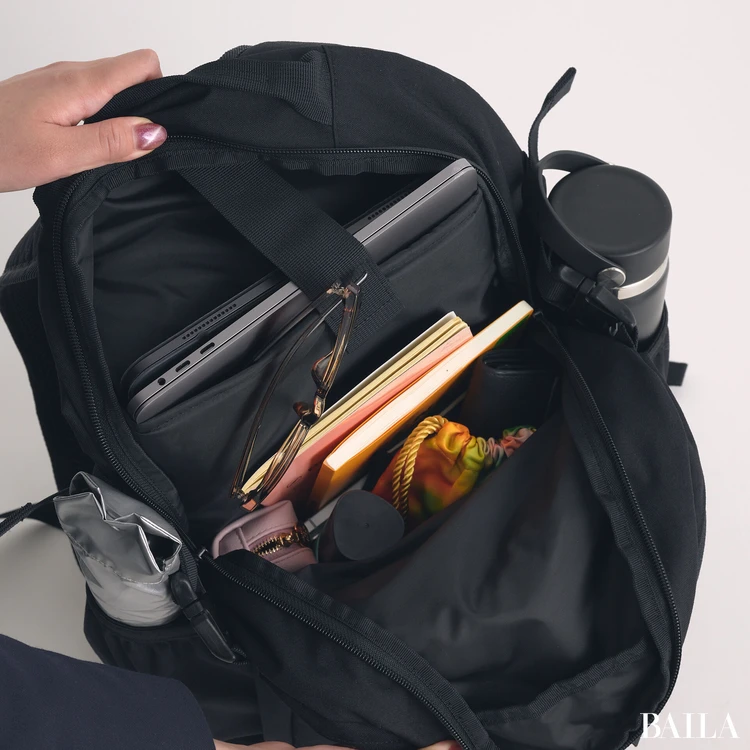 エーグル　リュック　収納力　通勤グッズをバッグに入れた様子