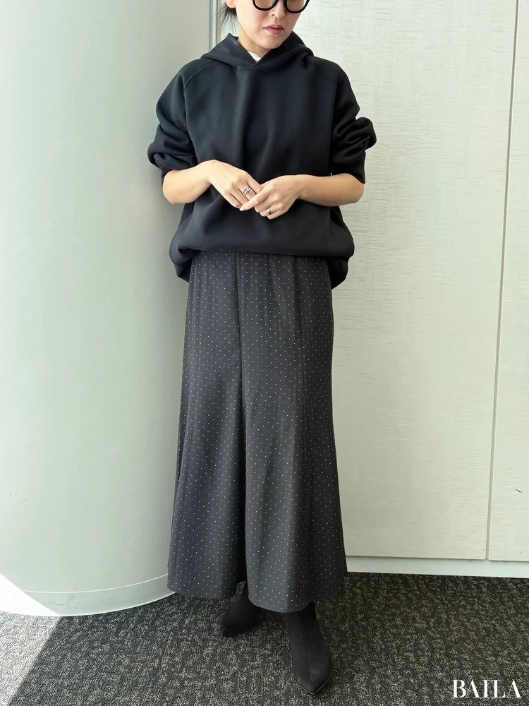 あえてオーバーサイズのフーディを合わせて“オフ”なコーデ