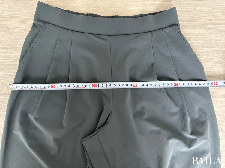 ヒップ（ポケットのつけ根下での幅）：約48cm