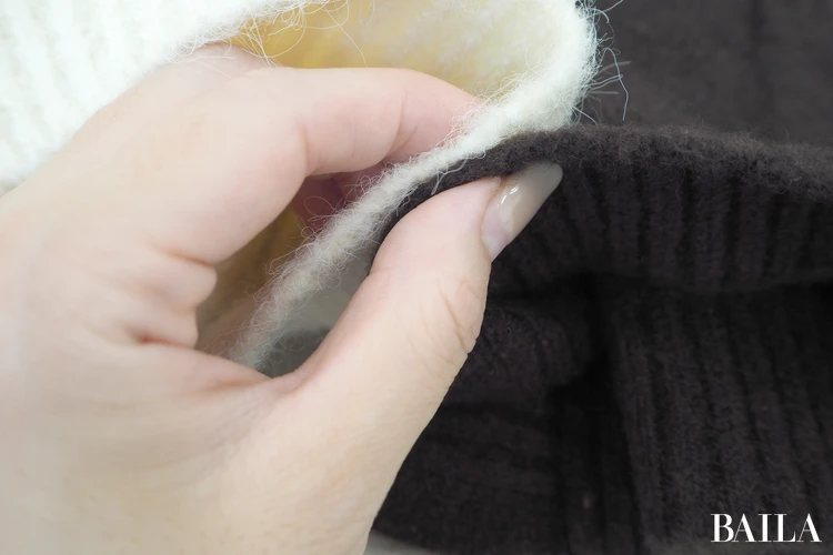 身長162cm ユニクロ スフレヤーンショートカーディガン ダークブラウン フラッフィVネックセーター　オフホワイト　生地比較