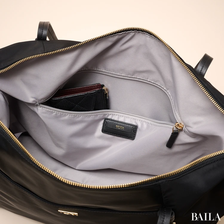 トゥミ　VOYAGEUR Qトート　ファスナポケットに財布を入れた様子